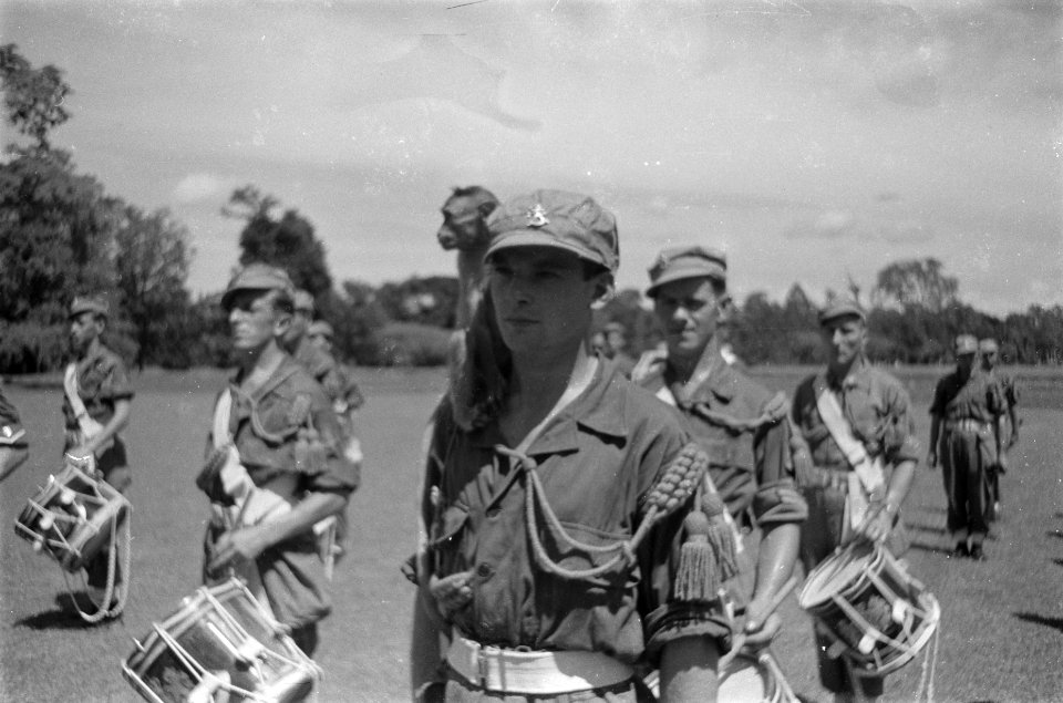 Paleistuin Buitenzorg Pijperkorps 7 December Divisie Een aap op de schouder al, Bestanddeelnr 97-2-6