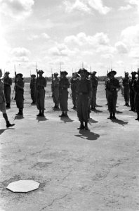 Palembang Y-Brigade op het vliegveld inspecteertt generaal Kruls de erewacht, Bestanddeelnr 4983