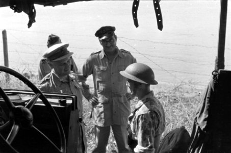 Palembang. Y-Brigade Generaal Kruls bij een eenheid rijdende artillerie, Bestanddeelnr 4946