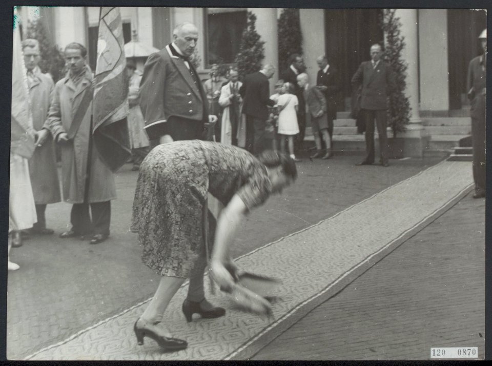 Paleis Noordeinde Den Haag. Aankomst Koningin Wilhelmina. Tapijt wordt geveegd, Bestanddeelnr 120-0870