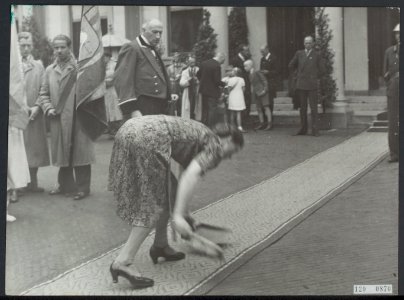Paleis Noordeinde Den Haag. Aankomst Koningin Wilhelmina. Tapijt wordt geveegd, Bestanddeelnr 120-0870