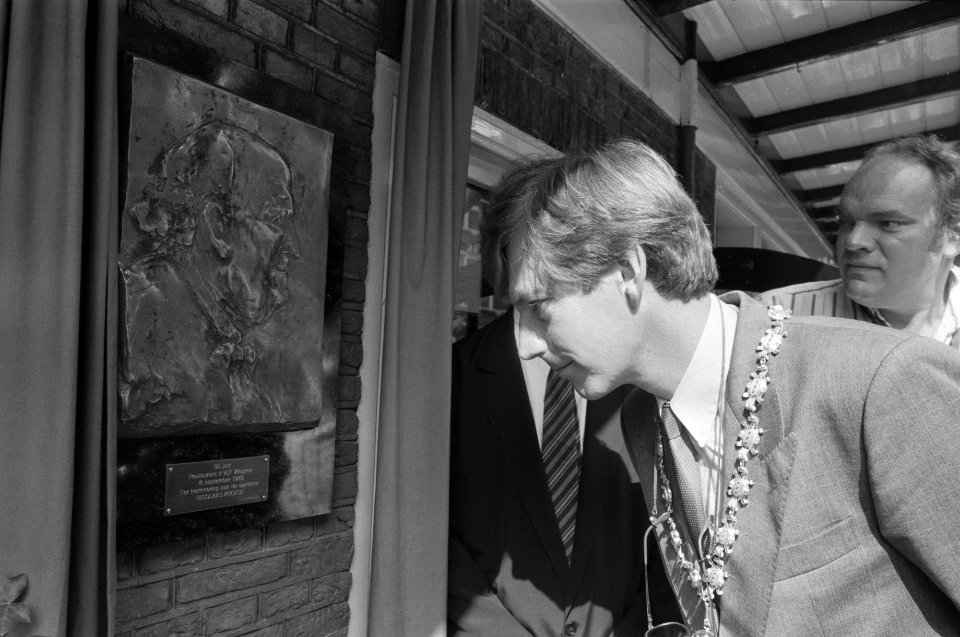 Plaquette Nicolaas Kroese onthuld door wethouder Ten Have, Bestanddeelnr 934-4978