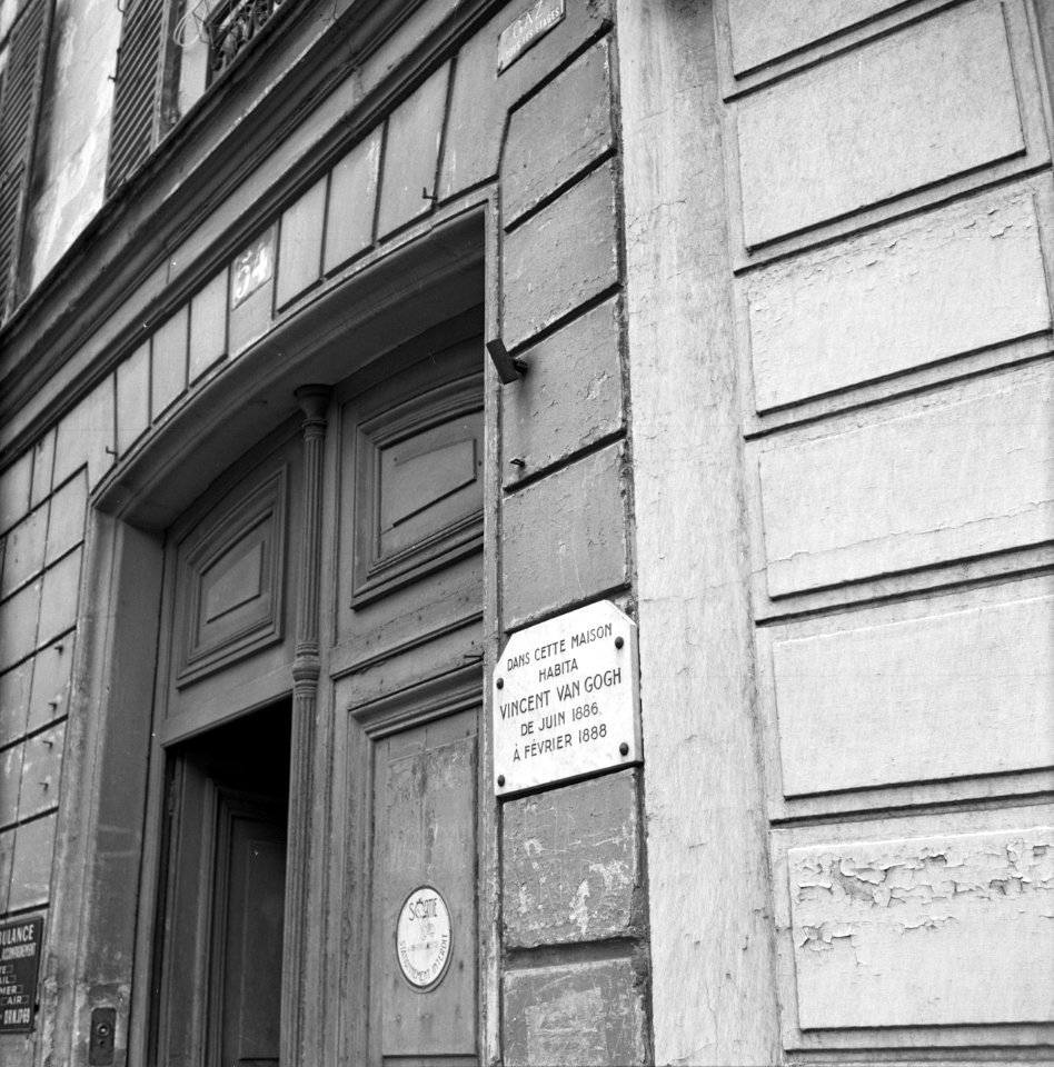 Plaquette naast de deur van het huis van Vincent van Gogh aan de Rue Lepic 54, Bestanddeelnr 254-0477