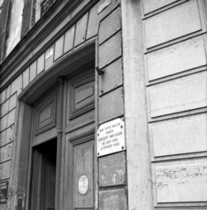 Plaquette naast de deur van het huis van Vincent van Gogh aan de Rue Lepic 54, Bestanddeelnr 254-0477
