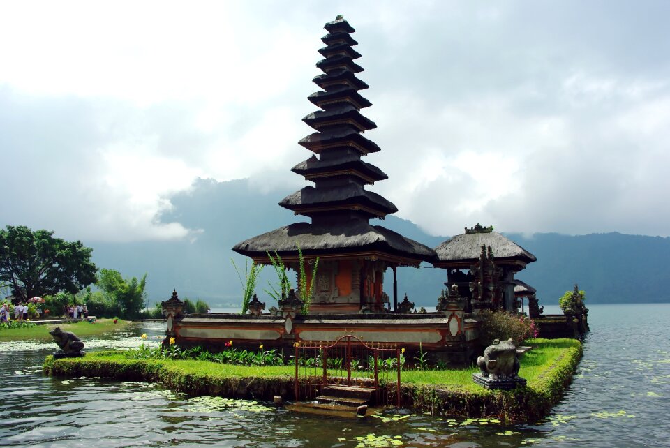 Bratan lake temple religion