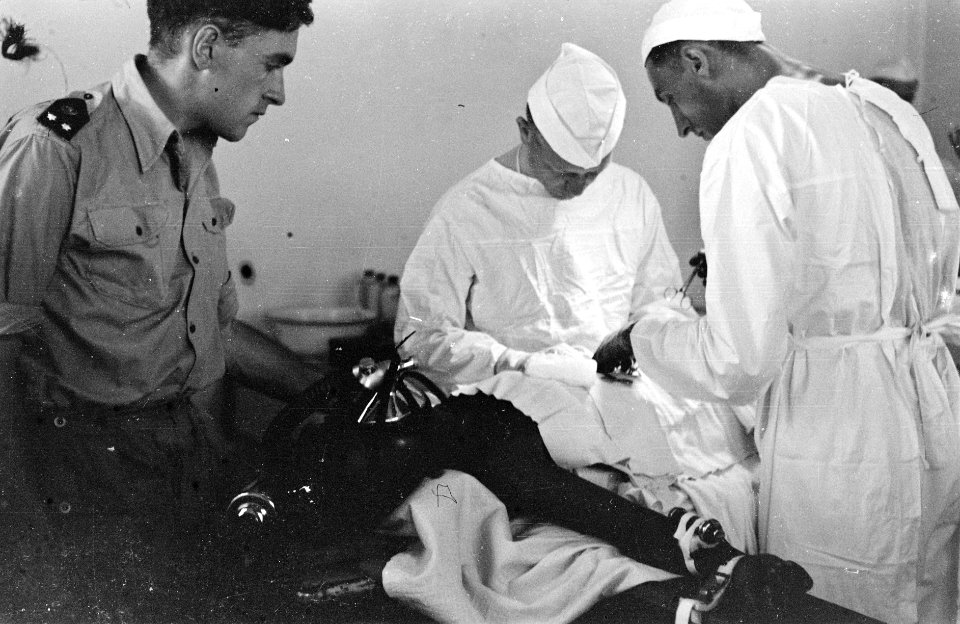 Palembang Gewondenverzorging in het Militair Hospitaal Chirurgen aan het werk, Bestanddeelnr 3891