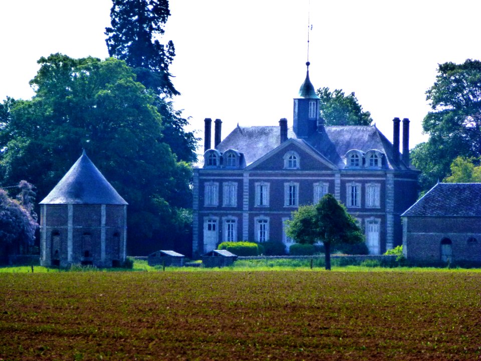 Plasnes (Eure, Fr) La Mitaterie, château avec pigeonnier, vue de loin