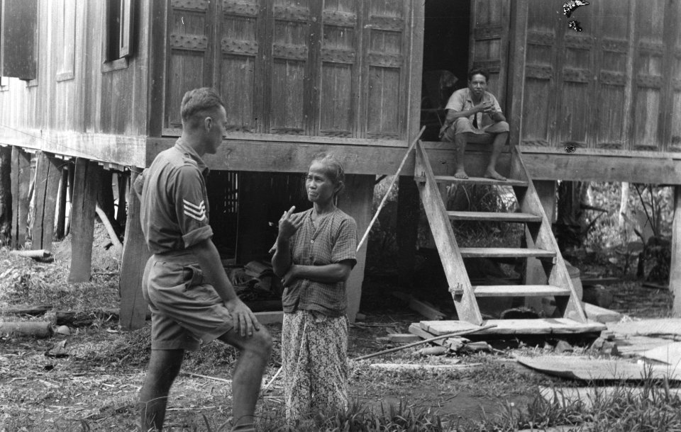 Palembang Sergeant Nuijens uit Den Haag in gesprek met Ma Tji in kampong Kenten, Bestanddeelnr 379-6-3