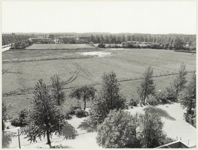 Planetenlaan ziende vanaf de hoofdtribune van de H.F.C. Haarlem naar het zuidwestehn. Rechts de tribune en sportveld van de voetbalvereniging E.D.O