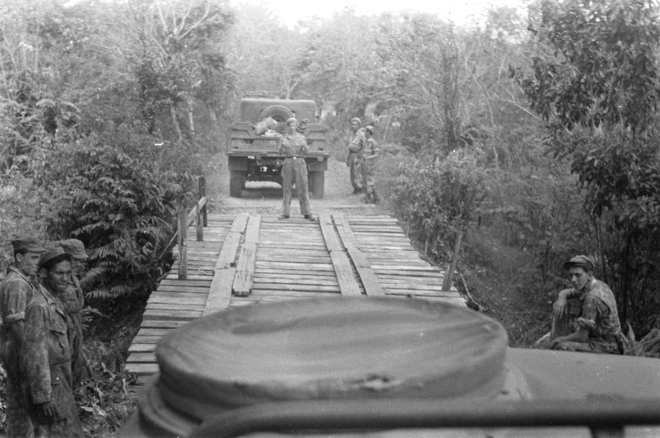 Palembang. De genie heeft zo juist de herstelling van een brug in Zuid-Sumatra v, Bestanddeelnr 318-4-2