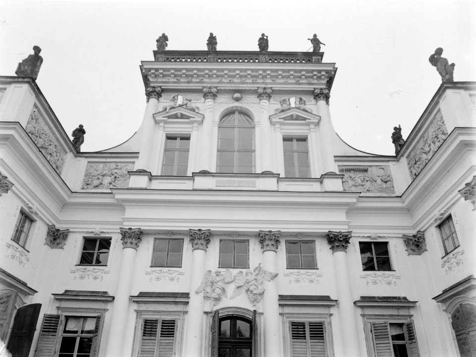 Paleis Wilanow detail van de voorzijde van het centrale paviljoen, Bestanddeelnr 190-0602