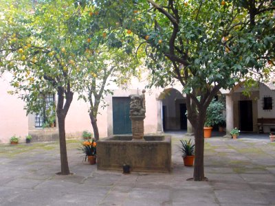 Plasencia - Palacio Episcopal, patio 01