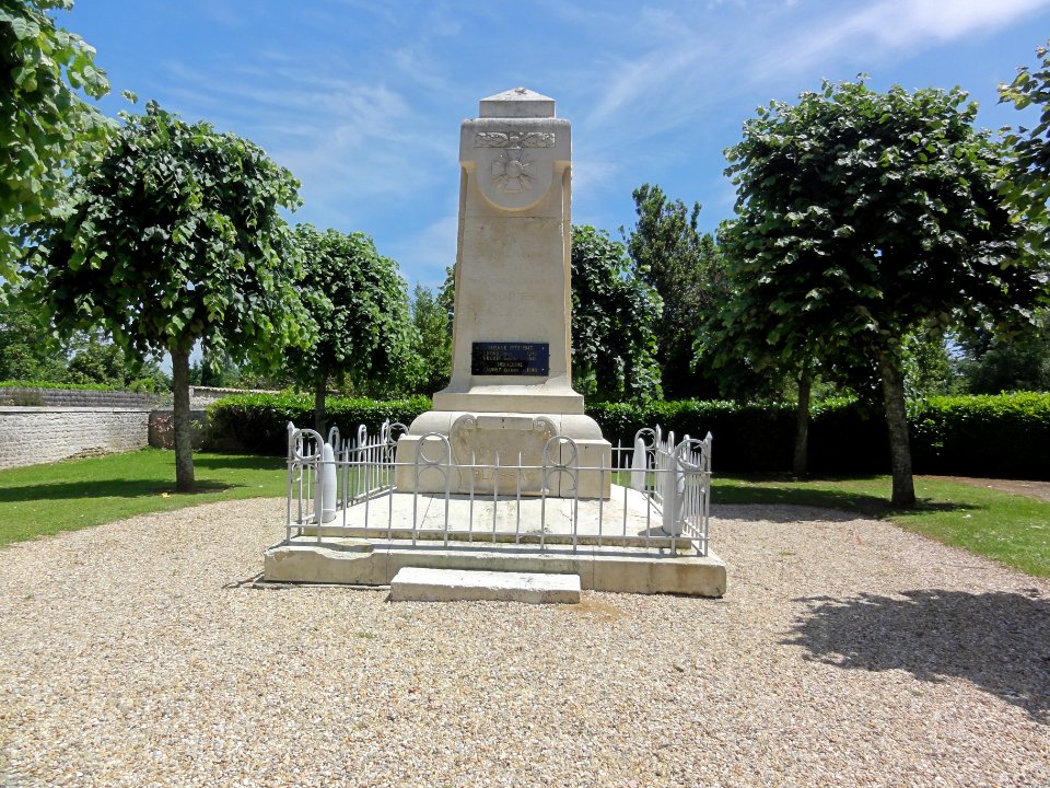 Plassac (Charente-Maritime) monument aux morts