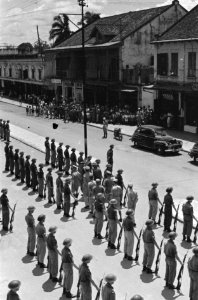 Palembang. Y-Brigade generaal Kruls inspecteert op straat een erewacht. van …, Bestanddeelnr 4994