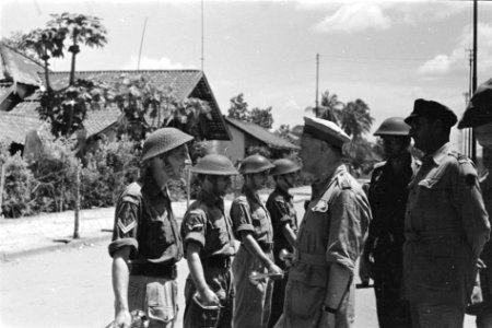 Palembang. Y-Brigade generaal Kruls spreekt met een korporaal-trompetter van , Bestanddeelnr 4992