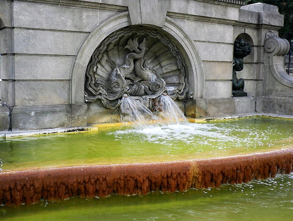Plaça de catalunya water basin spain
