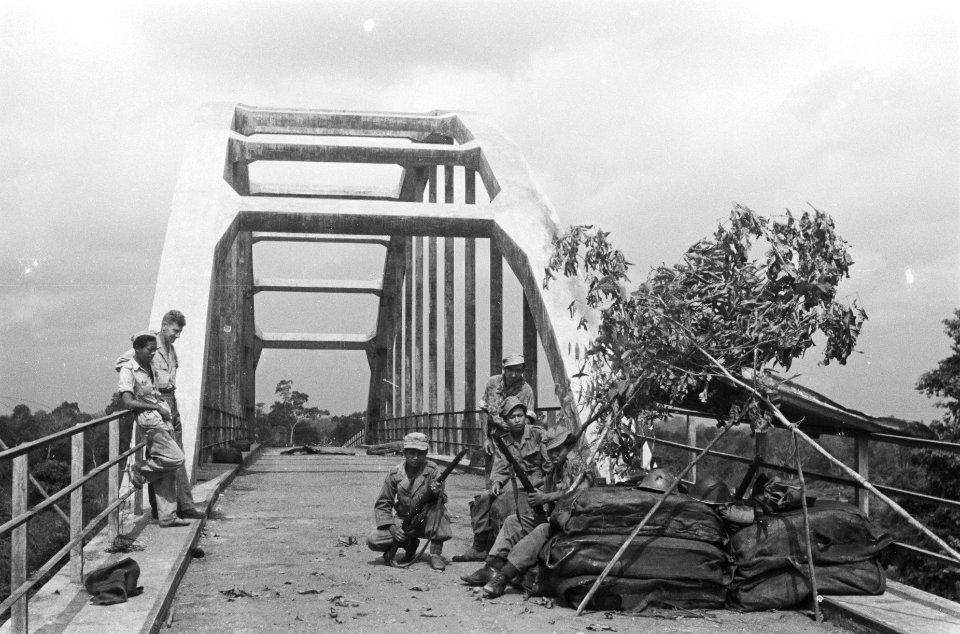 Palembang De grote brug over de Batang Hari Leko (bij Doesoen Teloek) is op eni, Bestanddeelnr 338-2-3