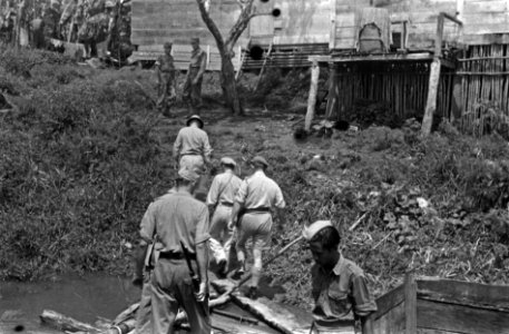 Palembang bij hun bezoek aan het gebied van de 'Stoters' maakten de Amerikaanse, Bestanddeelnr 3723