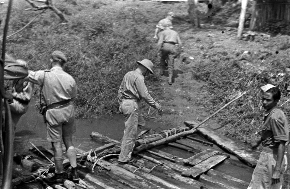 Palembang bij hun bezoek aan het gebied van de 'Stoters' maakten de Amerikaanse, Bestanddeelnr 3722