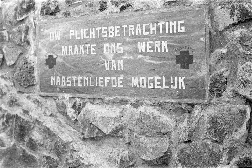 Plaquette Rode Kruis Semarang op het kerkhof Uw plichtsbetrachting maakte ons …, Bestanddeelnr 235-1-6