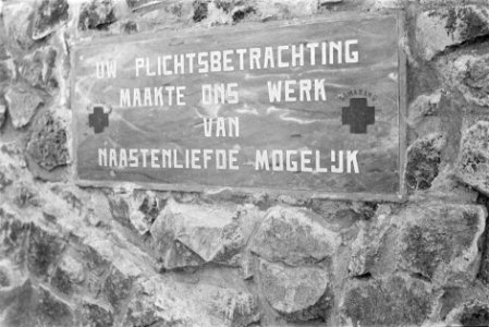Plaquette Rode Kruis Semarang op het kerkhof Uw plichtsbetrachting maakte ons …, Bestanddeelnr 235-1-6