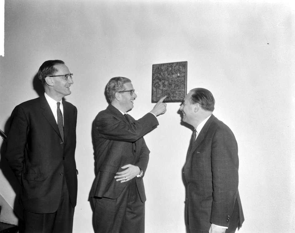 Plaquette onthuld van Ons Dorp in AVRO-studio, links dr Klapwijk en rechts Ger, Bestanddeelnr 917-2335