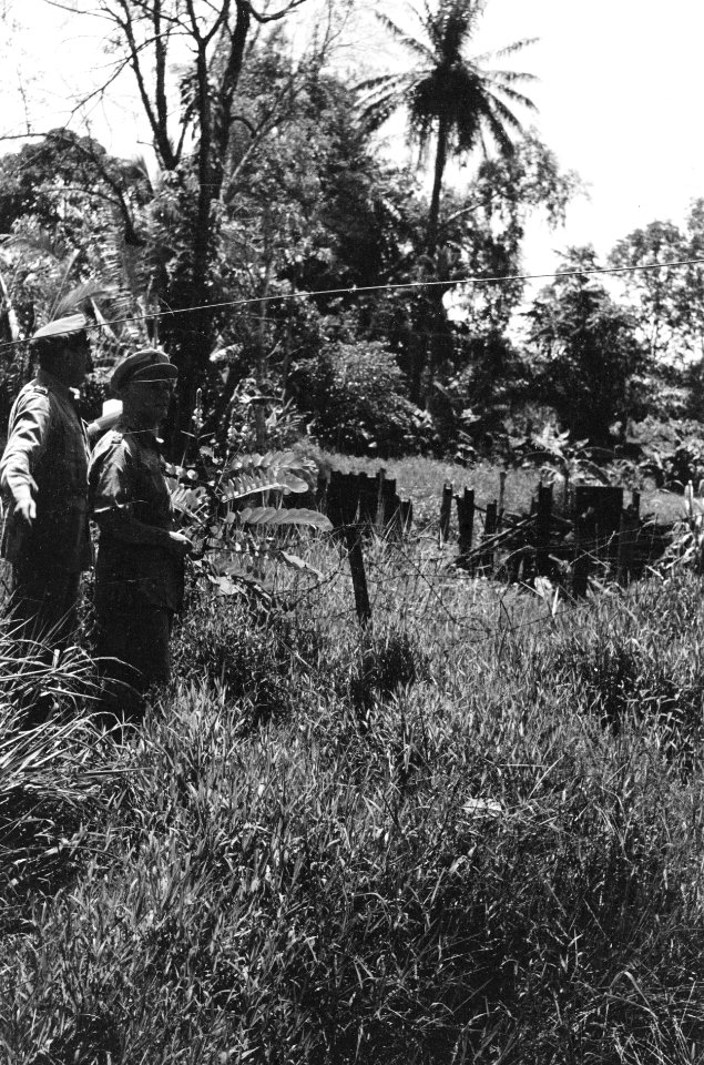 Palembang. Y-Brigade generaal Kruls bij een demarcatielijn Er is prikkeldraa, Bestanddeelnr 4996