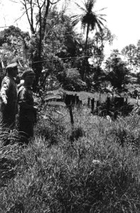 Palembang. Y-Brigade generaal Kruls bij een demarcatielijn Er is prikkeldraa, Bestanddeelnr 4996