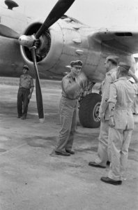 Palembang. Tezamen met de landvoogd, dr. H.J. van Mook, bracht ook de Legercomma, Bestanddeelnr 369A-1-4