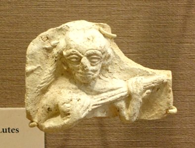 Plaque with musician playing a lute, Ischali, Isin-Larsa period, 2000-1600 BC, baked clay - Oriental Institute Museum, University of Chicago - DSC07342