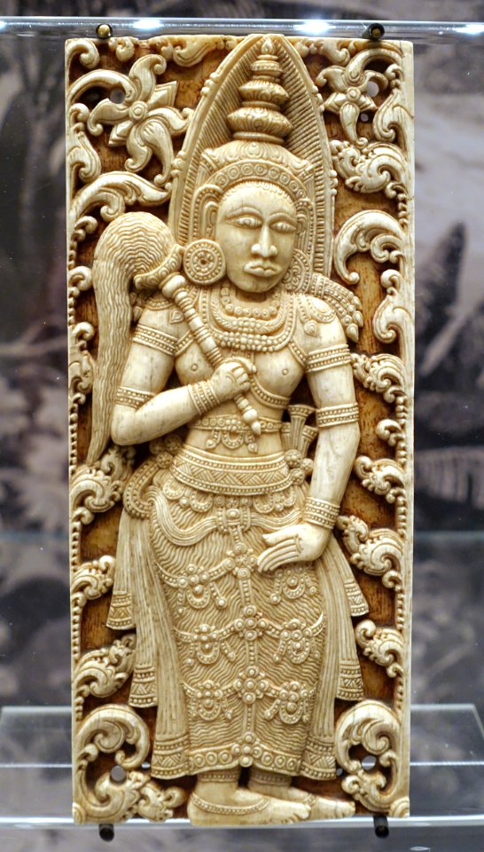 Plaque with fly-whisk bearer, Sri Lanka, Kandy, 17th-18th century, carved ivory - Ethnological Museum, Berlin - DSC01503