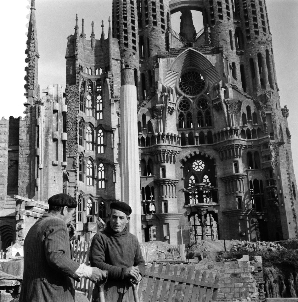 Plaatjes uit Barcelona twee arbeiders voor de Sagrada Familia in aanbouw, Bestanddeelnr 908-2771