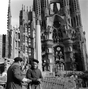 Plaatjes uit Barcelona twee arbeiders voor de Sagrada Familia in aanbouw, Bestanddeelnr 908-2771