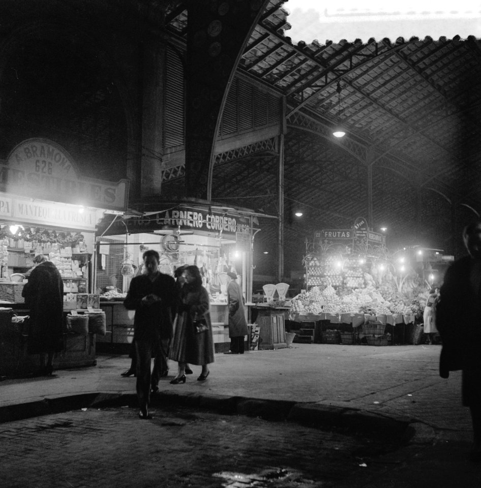 Plaatjes uit Barcelona verlichte markt, Bestanddeelnr 908-2775