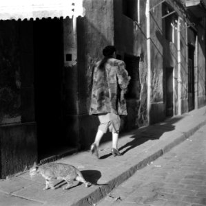 Plaatjes uit Barcelona Vrouw in bontjas door achterstraat Op de voorgrond een , Bestanddeelnr 908-2769