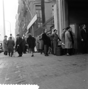 Plaatjes uit Barcelona rij mensen voor een kantoor, Bestanddeelnr 908-2777