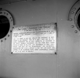 Plaquette over J.C.J. van Speijk op het fregat Hr.Ms. Van Speijk in de haven van, Bestanddeelnr 252-8495