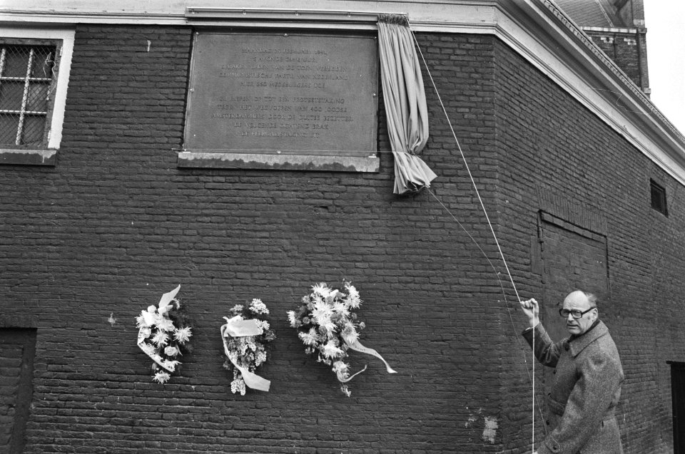 Plaquette ter herinnering aan Februaristaking onthuld door wethouder Verhey op N, Bestanddeelnr 928-4317
