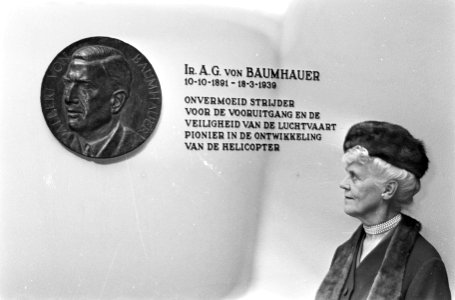 Plaquette onthuld van ir. A. G. von Baumhauer op Schiphol. Mevrouw Von Baumhauer, Bestanddeelnr 920-8443