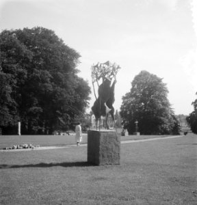 Plaatsen van beelden, expositie te Sonsbeek (Arnhem), die op 13 juni as geopend , Bestanddeelnr 909-6234