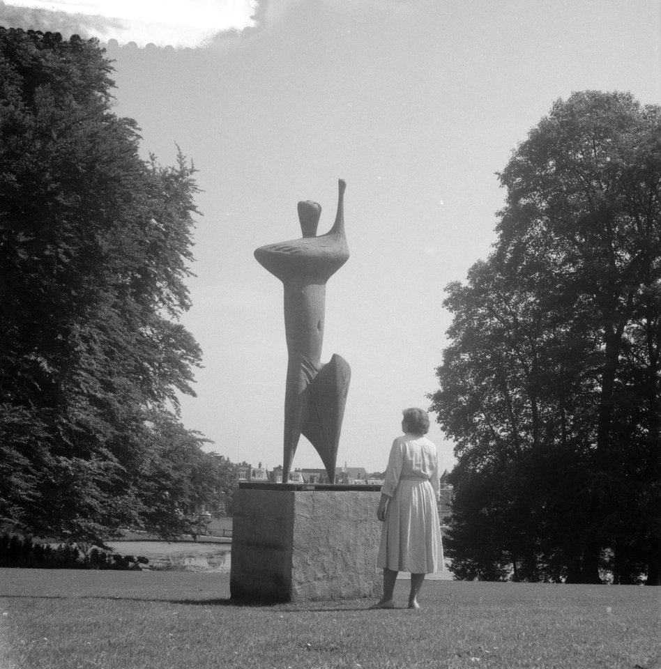 Plaatsen van beelden, expositie te Sonsbeek (Arnhem), die op 13 juni as geopend , Bestanddeelnr 909-6233