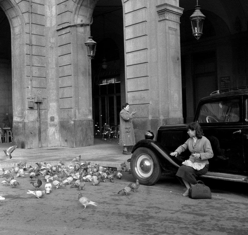 Plaatjes uit Barcelona jonge vrouw gezeten op treeplank van een automobiel voer, Bestanddeelnr 908-2779