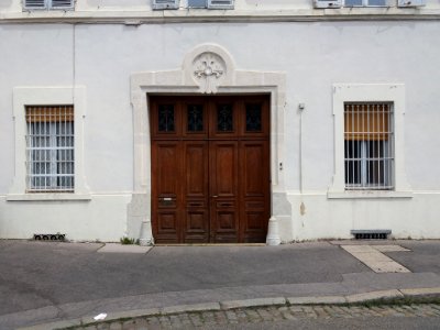 Place de Fourvière - Porte au numéro 1