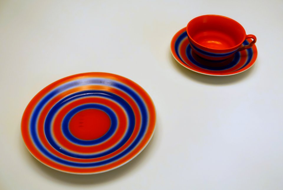 Place setting, C. A. Lehmann & Sohn Porzellanfabrik, Kahla, Thuringen, c. 1930, porcelain with airbrush decoration - Germanisches Nationalmuseum - Nuremberg, Germany - DSC02414