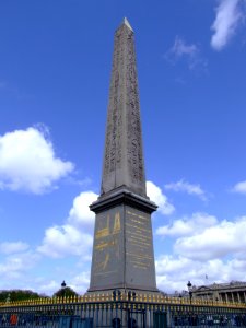 Place de la Concorde, Obelisq