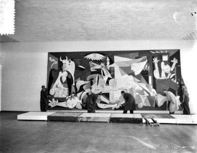 Plaatsen Guernica van Picasso in Stedelijk Museum, Bestanddeelnr 907-8864