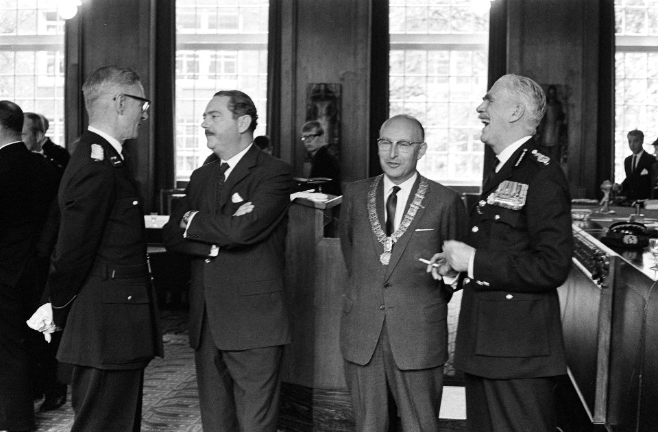 Plaatsvervangend burgemeester van Amsterdam van der Berg ontving leiders van de , Bestanddeelnr 915-3034