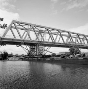 Plaatsing 110 ton zware spoorbrug over Maas Waalkanaal, Bestanddeelnr 929-2888
