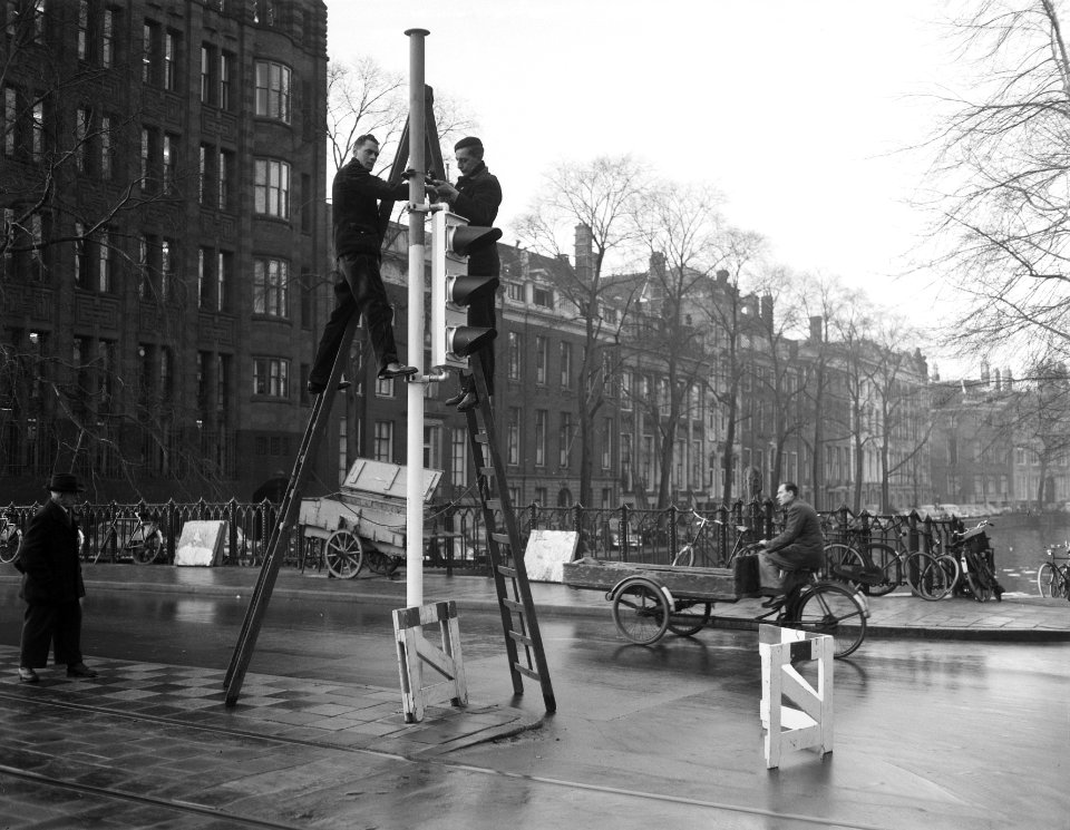 Plaatsen van verkeerslichten in de Vijzelstraat te Amsterdam, Bestanddeelnr 909-1722