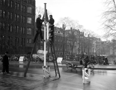 Plaatsen van verkeerslichten in de Vijzelstraat te Amsterdam, Bestanddeelnr 909-1722